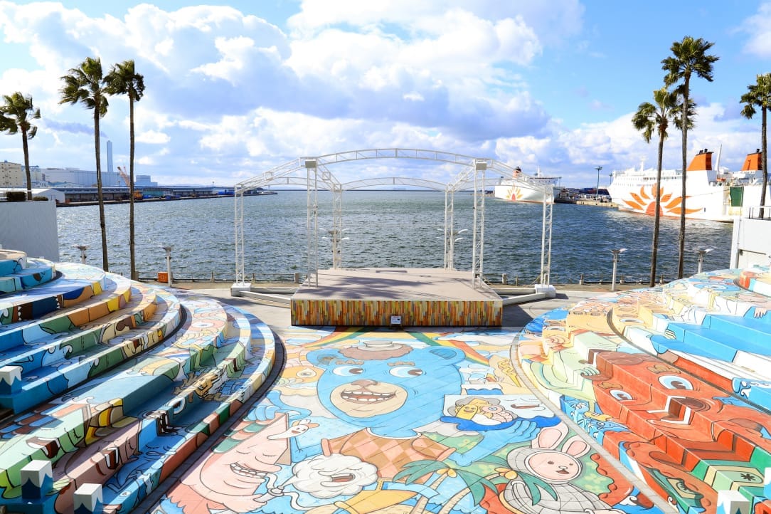 ① 海辺のステージ