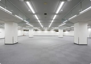 約500㎡のフラットなスペースと約100㎡の控室・バックヤードを備えた中規模イベント向けのホールです。