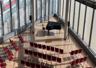 180°ガラス張りの空間からパノラマビューが望めるアコースティックコンサートホール