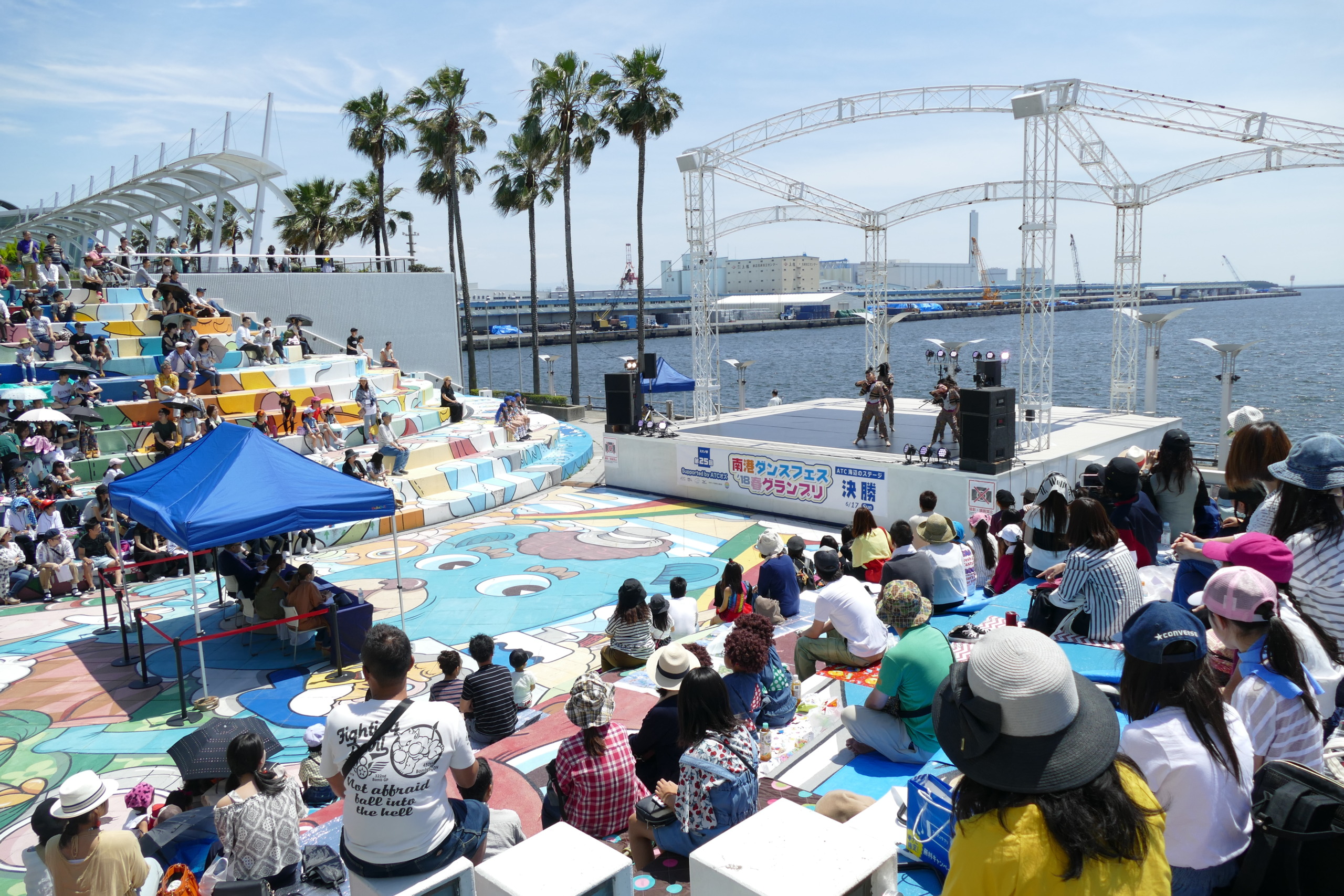 大阪湾を背景にしたATC海辺のステージ。夏のイベントが繰り広げられる南港ATCのウォーターフロント